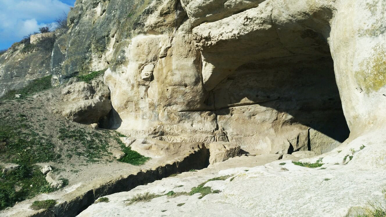 пещерный город Эски Кермен фото