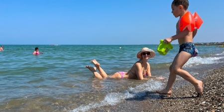 пляж в поселке песчаное