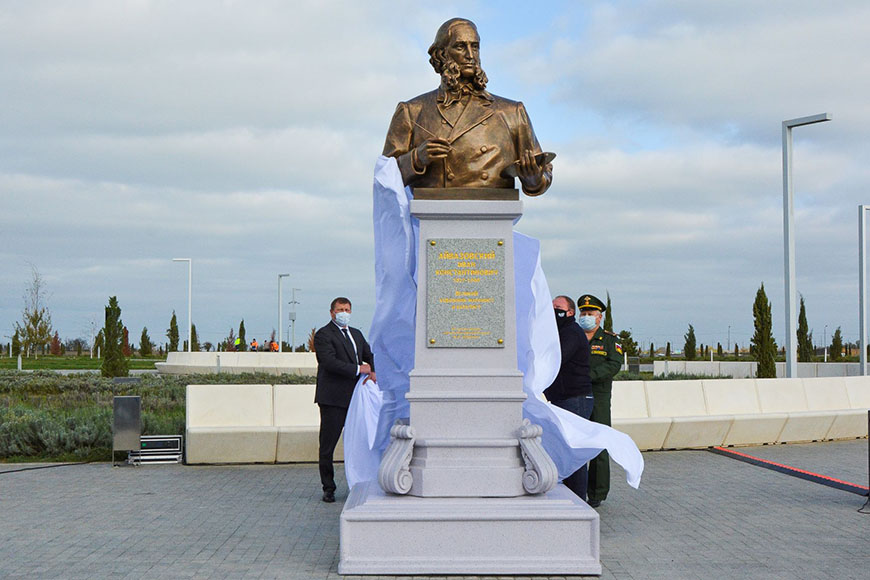 Памятник Айвазовскому в аэропорту Симферополя