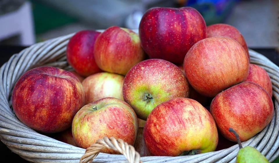 Сезон персиков и яблок в Крыму